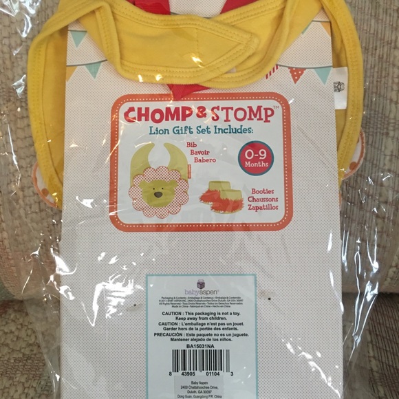 Lion Bib and Booties set - Picture 5 of 7